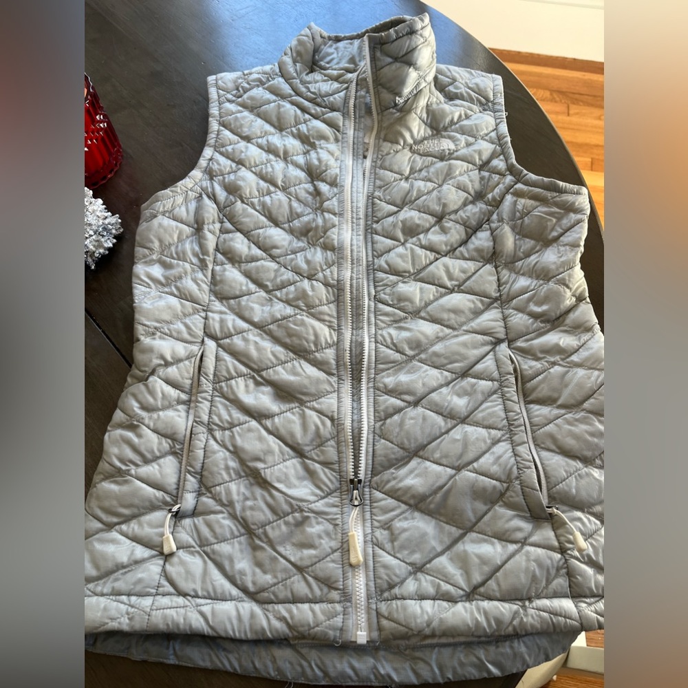 Small, light grey, women’s, north face